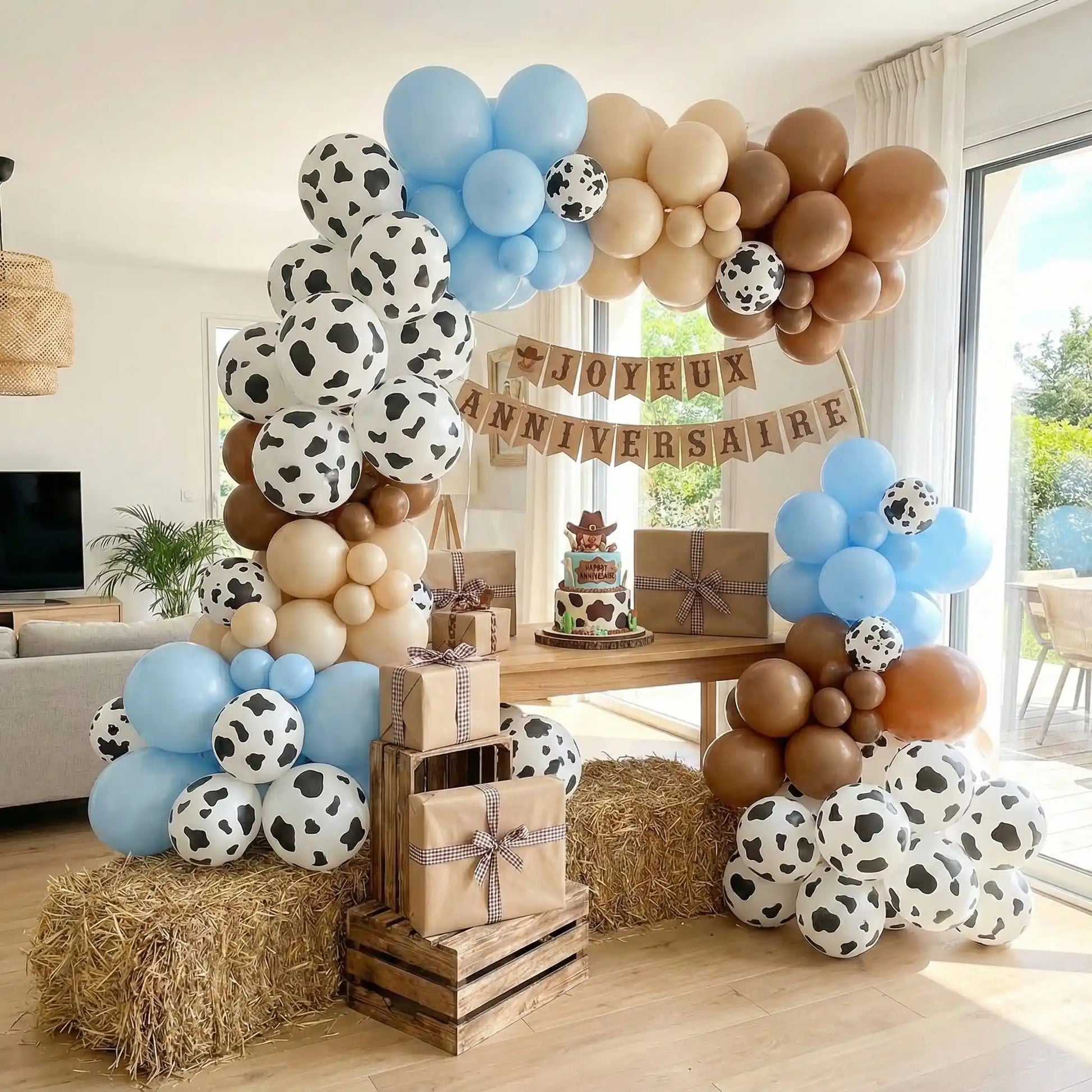 Ballon anniversaire imprime vache table dessert arche ballons paille cadeaux banderole