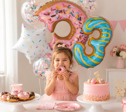 ballon anniversaire fillette mange beigne sourire gateau