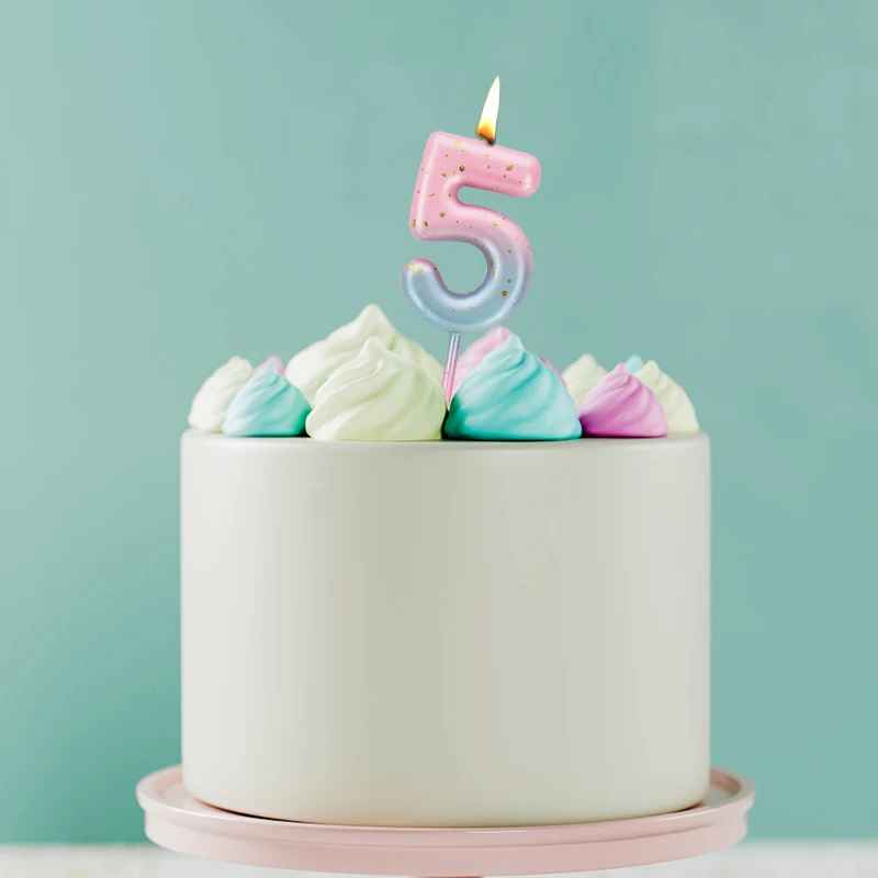 bougie anniversaire 5 pastelle gateau blanc