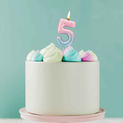 bougie anniversaire 5 pastelle gateau blanc