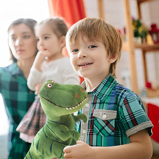 cadeau anniversaire peluche dinosaure vert famille
