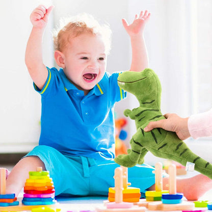 cadeau anniversaire peluche dinosaure vert garcon heureux