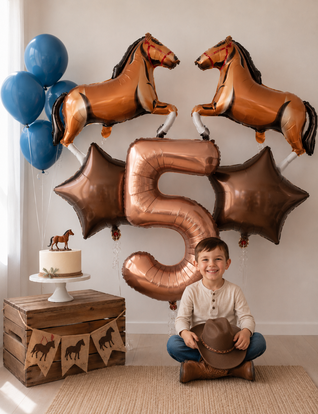garcon avec ballon anniversaire cheval 5ans gateau coffre ballons bleu