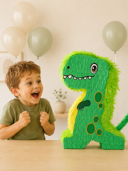 garcon heureux avec pinata dinosaure vert